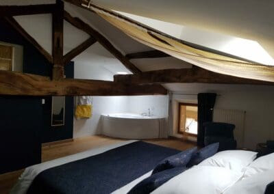 Chambre mansardée bleu marine du Domaine de la Fée-Licité