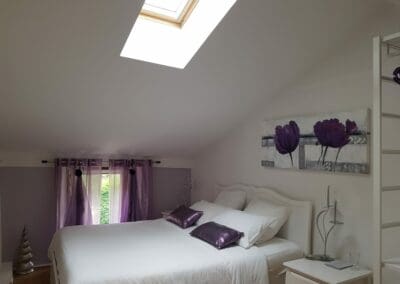 Chambre mansardée violette du Domaine de la Fée-Licité