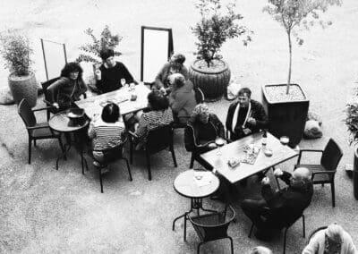 Vue de l'extérieur à La maison Joséphine et le café Rousse